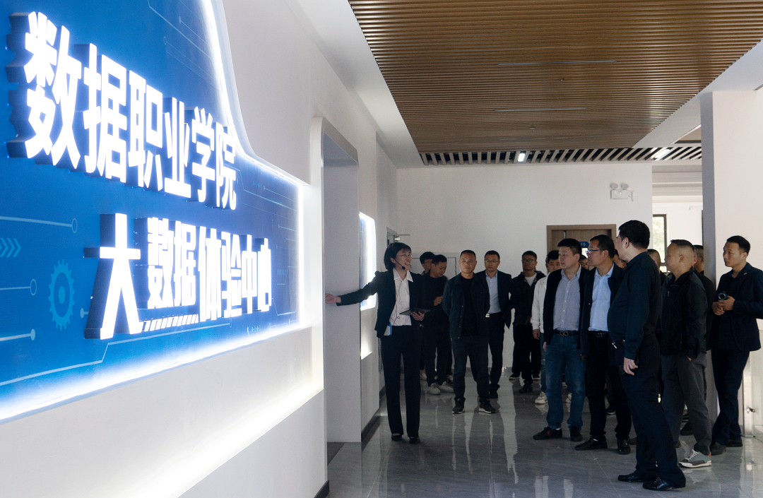 抱团谋发展  共创新铜仁 ——铜仁浙江商会会长许国平一行40余人到我校参观指导