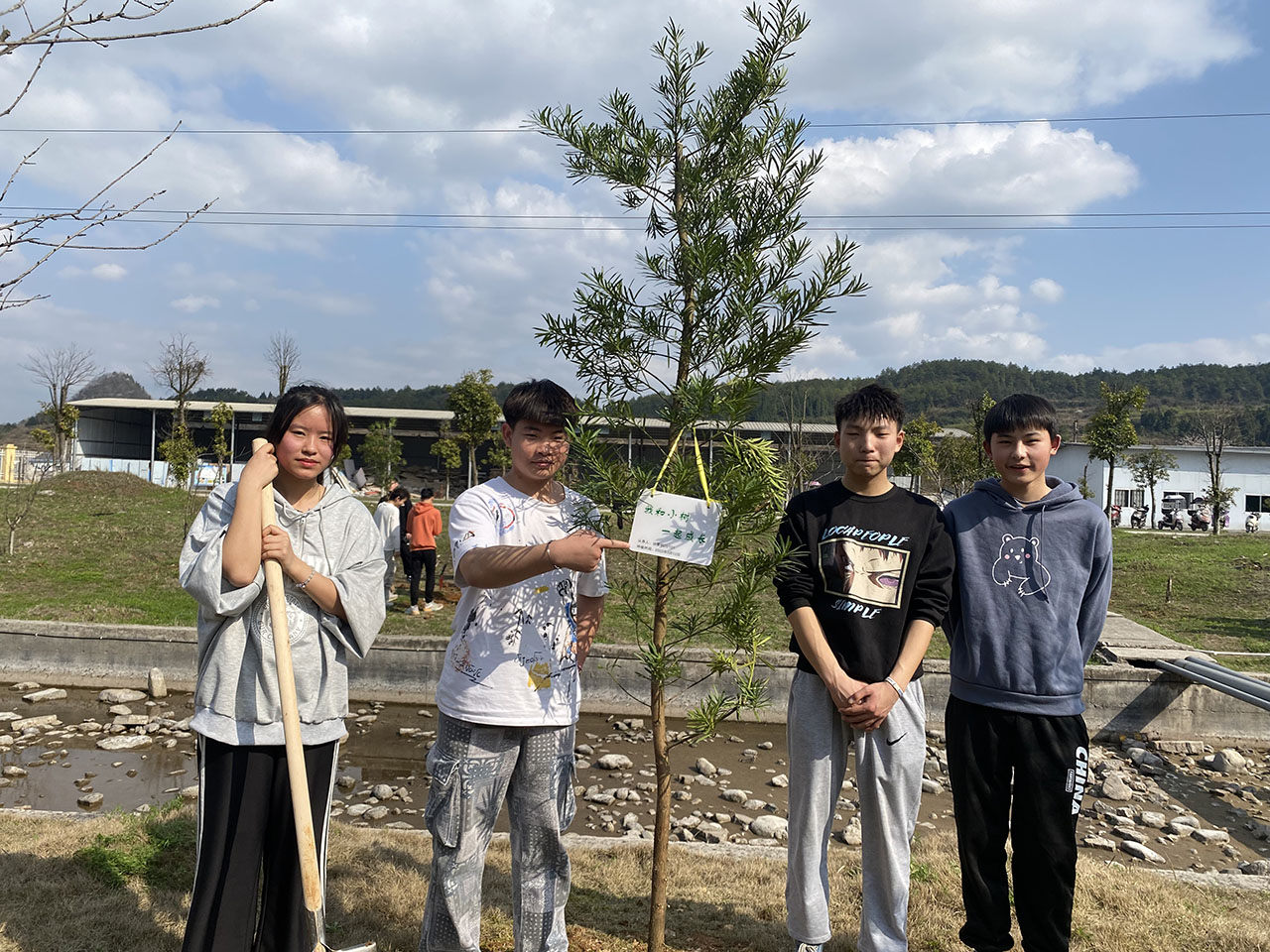 我校师生踊跃参加“许美好愿望、献给绿色爱心”植树活动