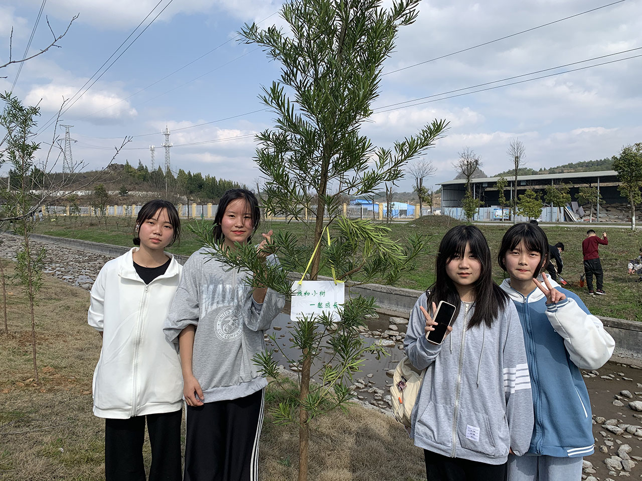 我校师生踊跃参加“许美好愿望、献给绿色爱心”植树活动