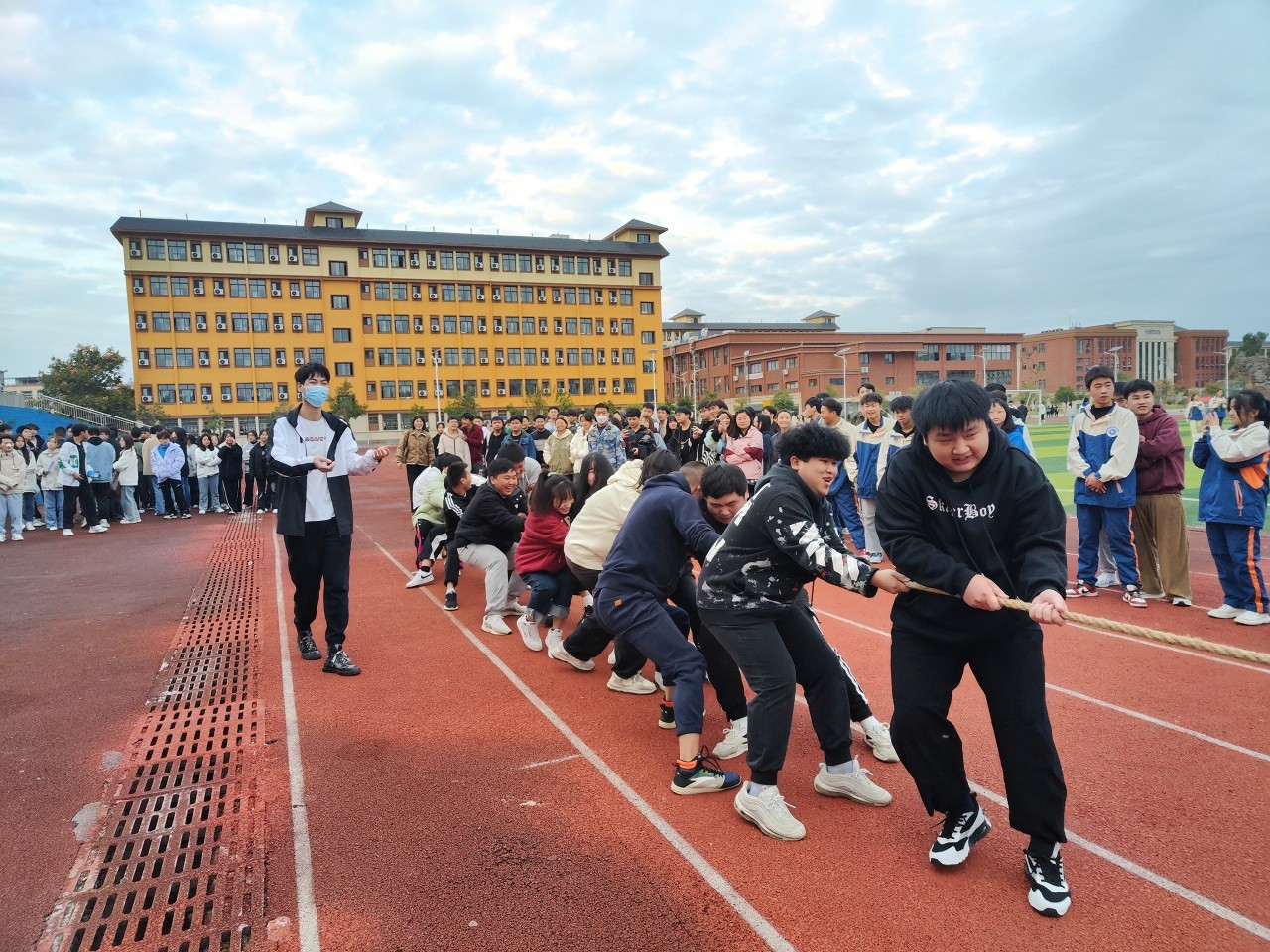 贵州铜仁数据职业学院（筹）、铜仁职业技术学院（开天校区） 举行拔河比赛