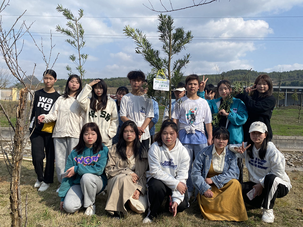 我校师生踊跃参加“许美好愿望、献给绿色爱心”植树活动