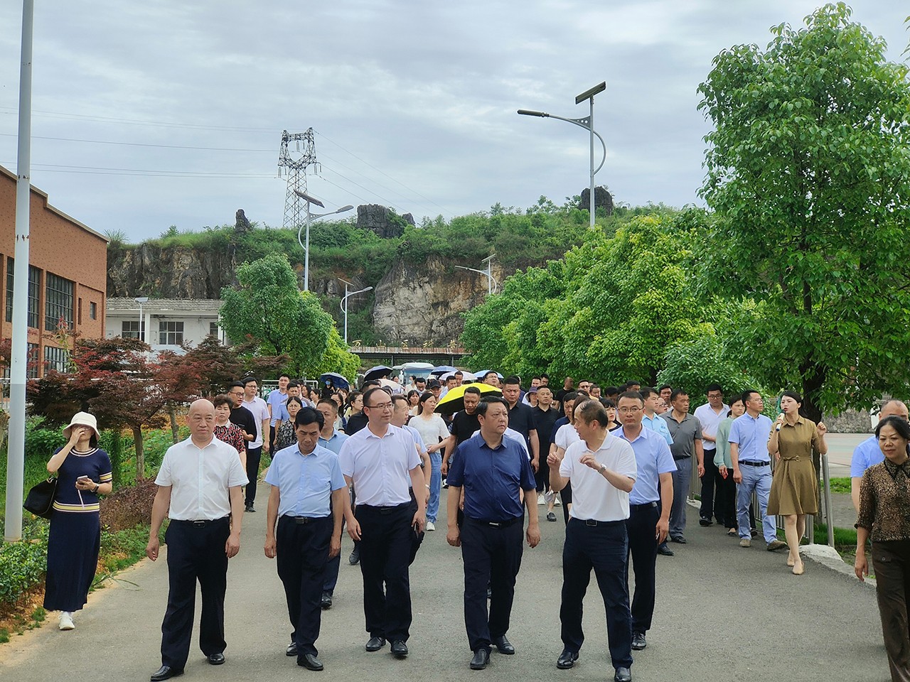 政协第三届铜仁市万山区委员会委员履职能力提升培训班莅临我校视察指导工作