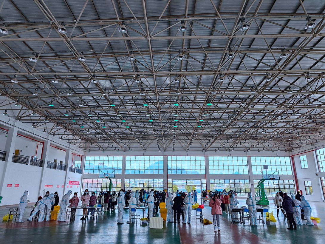 我校全体师生积极配合核酸采集工作