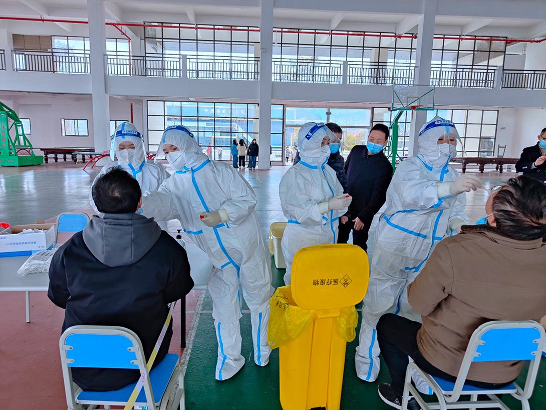 我校全体师生积极配合核酸采集工作