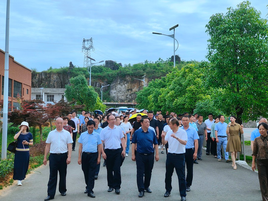 政协第三届铜仁市万山区委员会委员履职能力提升培训班莅临我校视察指导工作