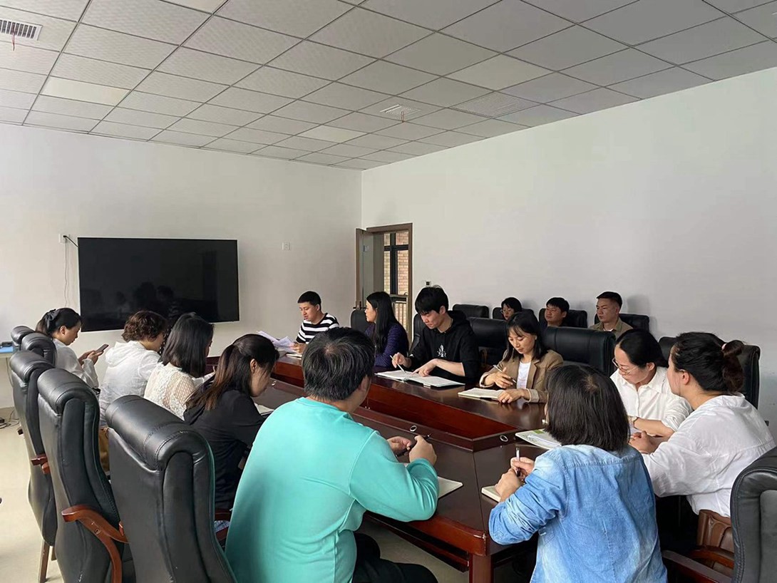 学校组织开展教职工业务学习会