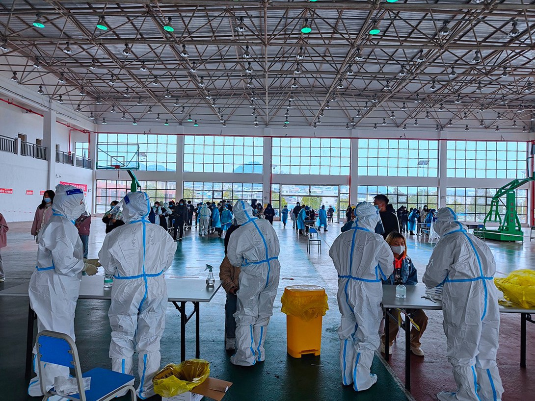 我校全体师生积极配合核酸采集工作