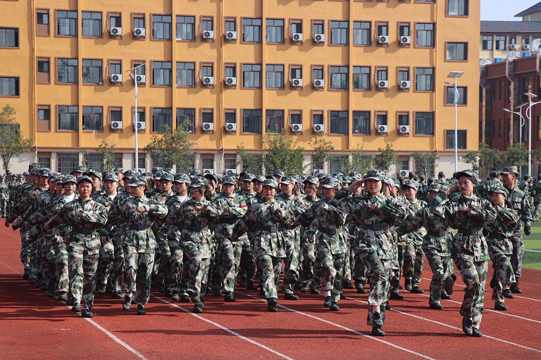 铜仁市数据职业学校隆重举行2021级新生军训汇演总结大会