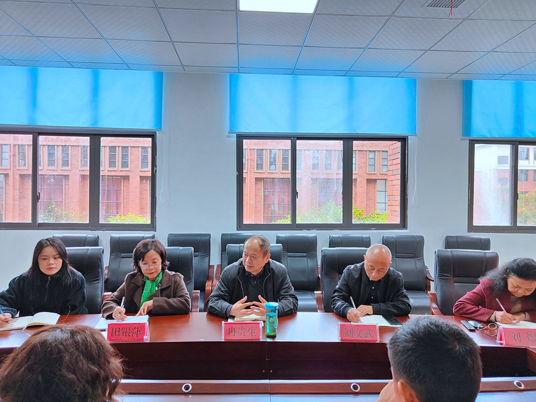 我校召开青年教师座谈会