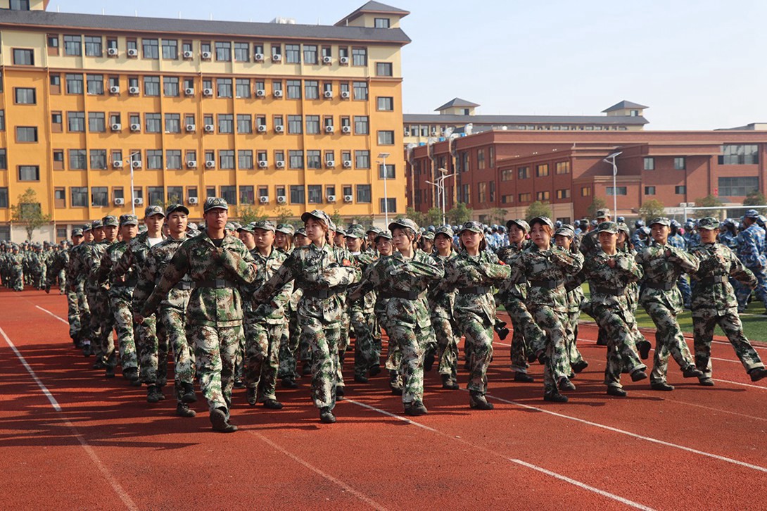 铜仁市数据职业学校隆重举行2021级新生军训汇演总结大会