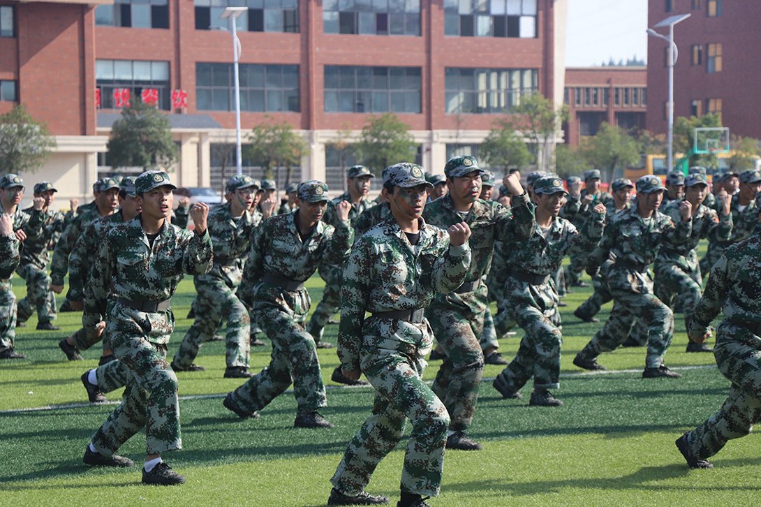 铜仁市数据职业学校隆重举行2021级新生军训汇演总结大会