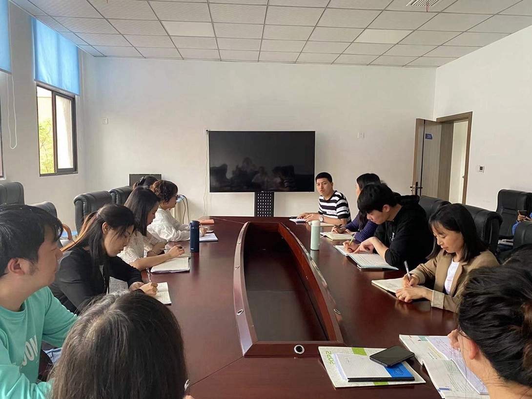 学校组织开展教职工业务学习会