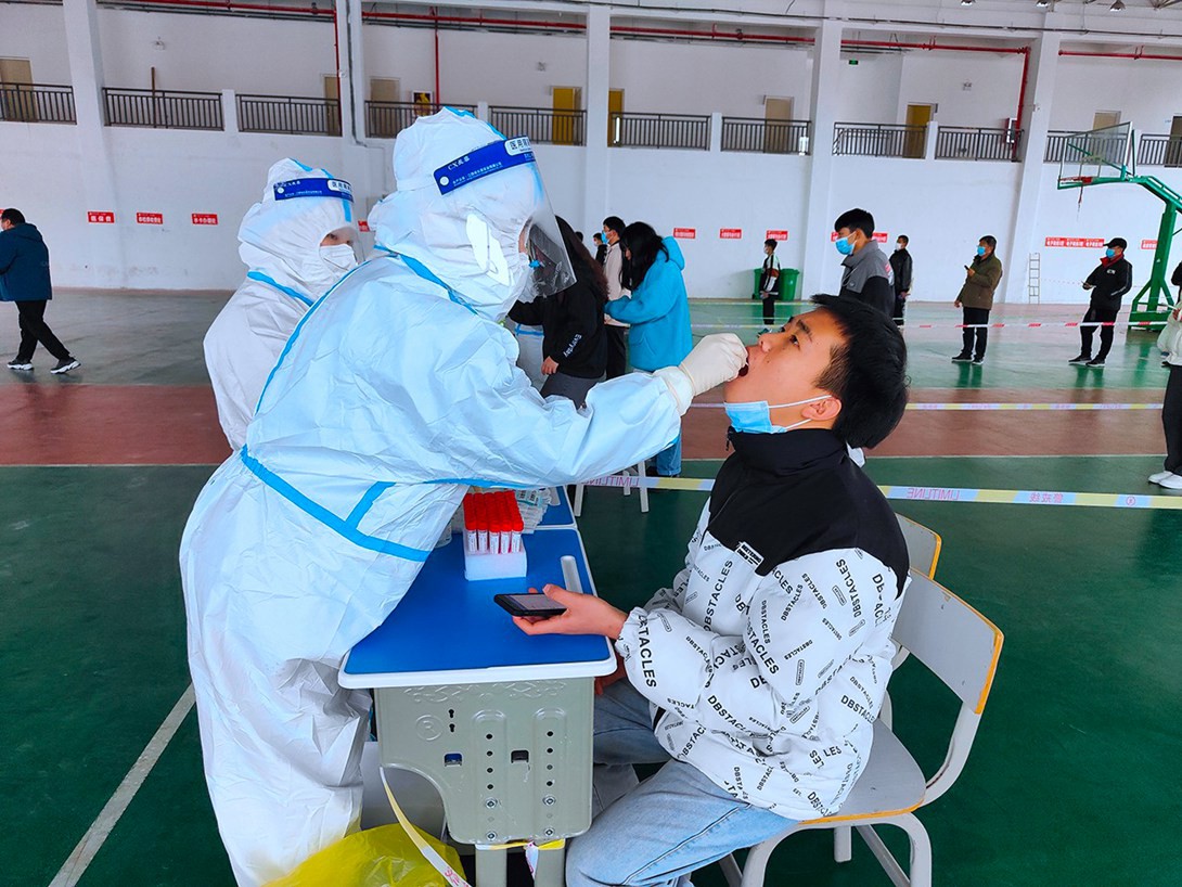 我校全体师生积极配合核酸采集工作