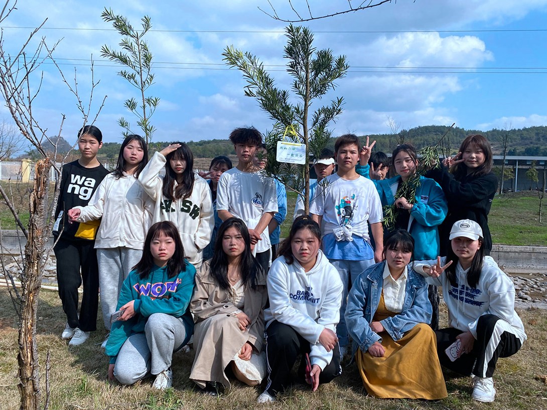 我校师生踊跃参加“许美好愿望、献给绿色爱心”植树活动