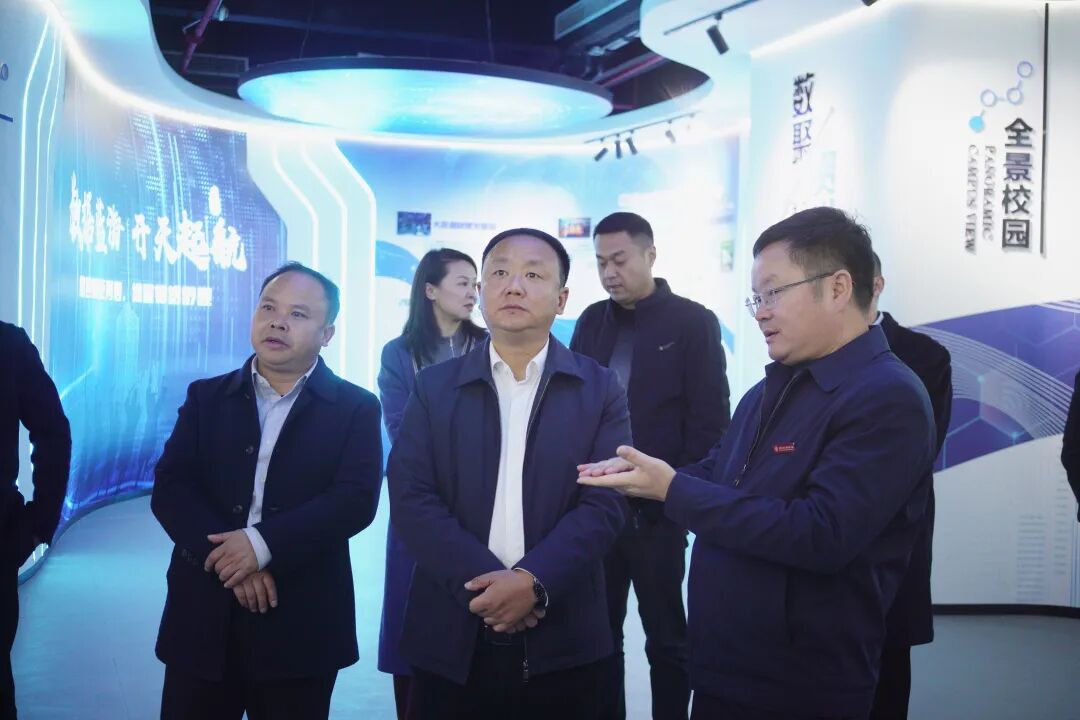 万山区人大常委会党组书记、主任杨素昌莅临学校调研指导