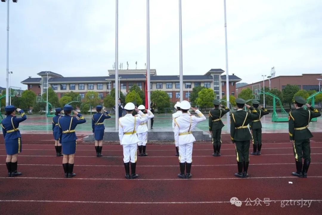 礼赞建国76载 传承抗战精神‖我校举行“红旗飘扬迎华诞，数智笃行向未来” 升旗仪式