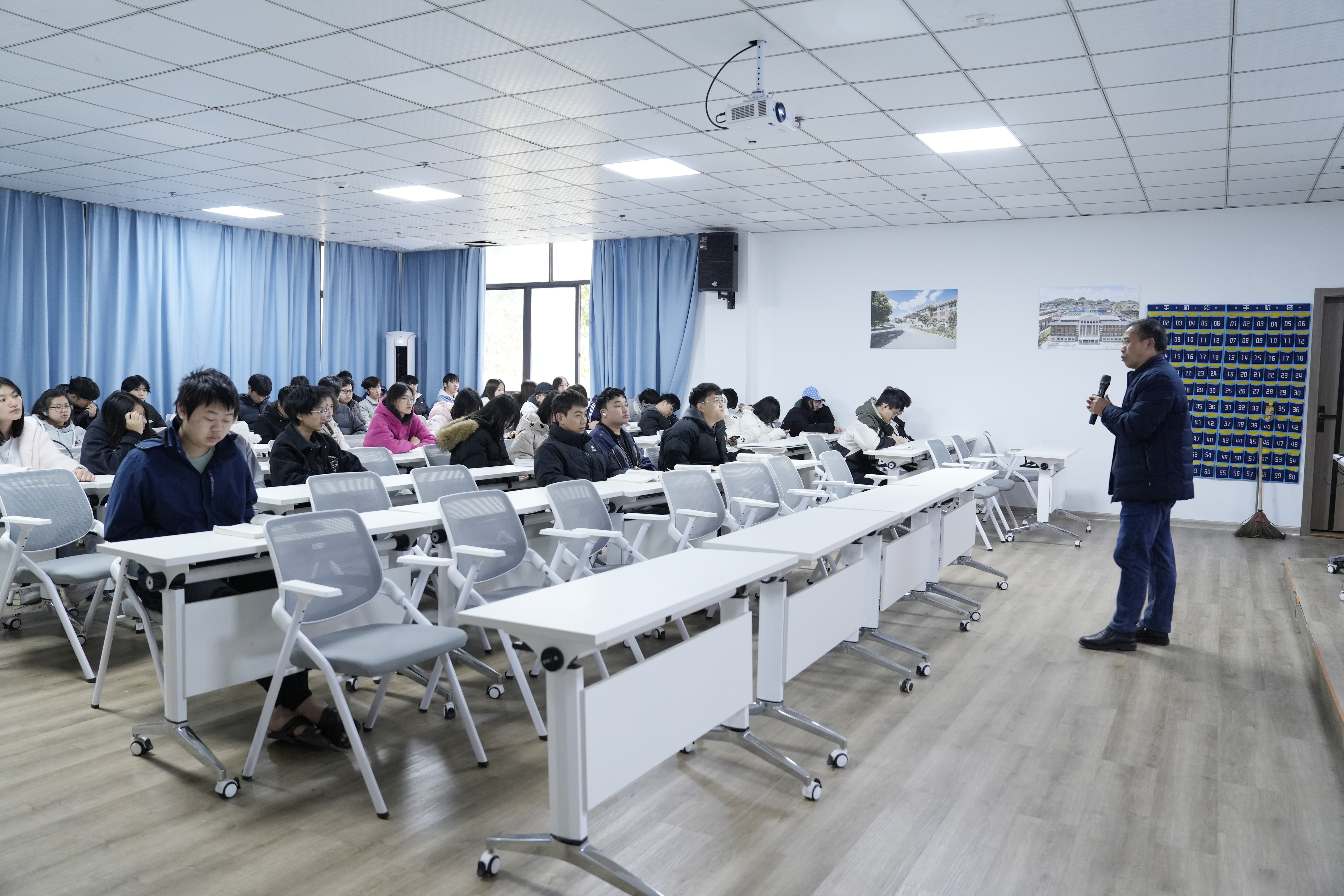 校党委书记深入思政课堂听课 扎实推进思政课教学提质增效