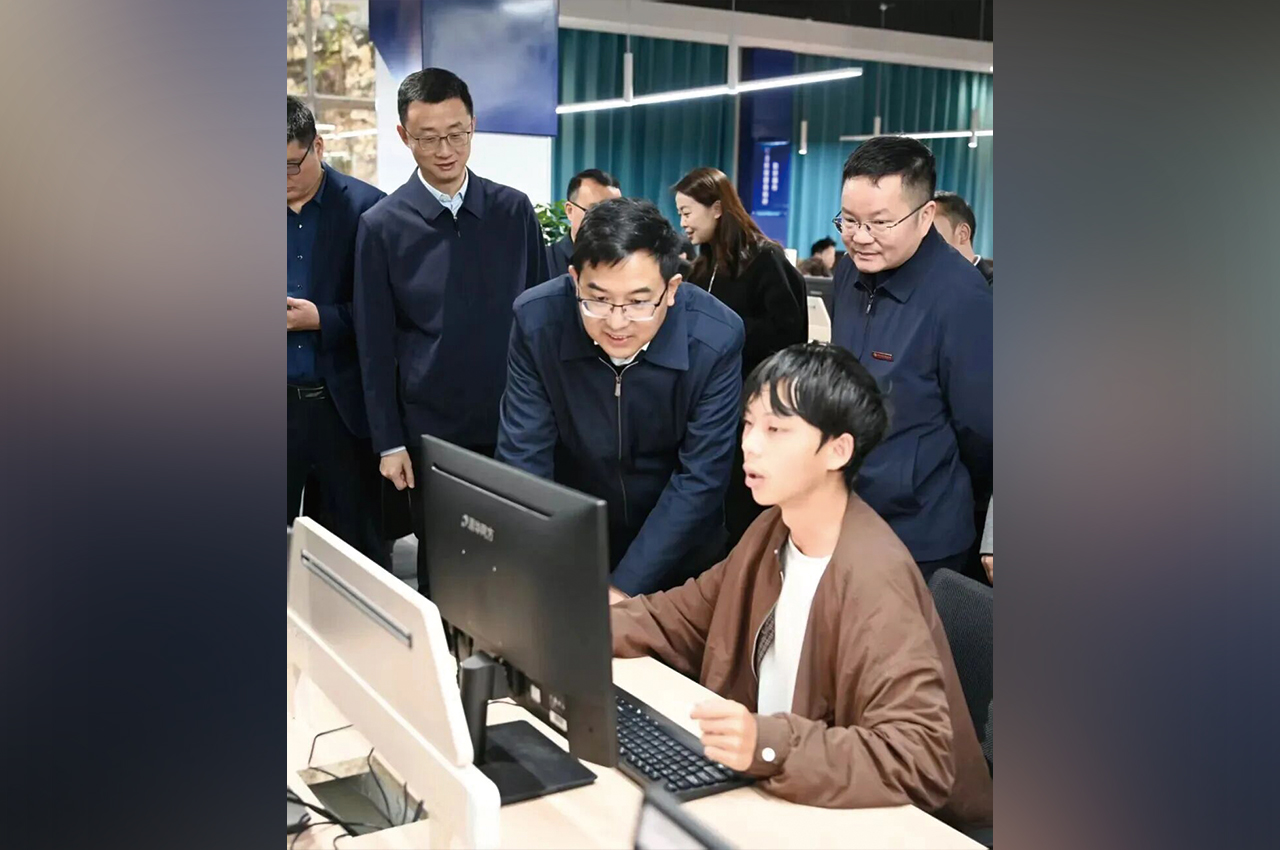 市委书记李作勋调研贵州铜仁数据职业学院数据标注基地时强调：深化产教融合 培养数字技术人才 为高质量发展提供坚实支撑